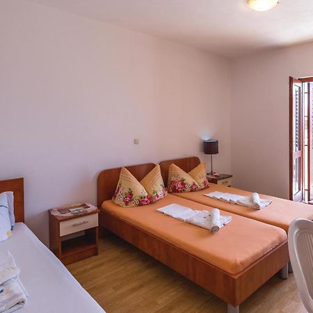 2 Bedroom Stunning Apartment In Макарська Екстер'єр фото