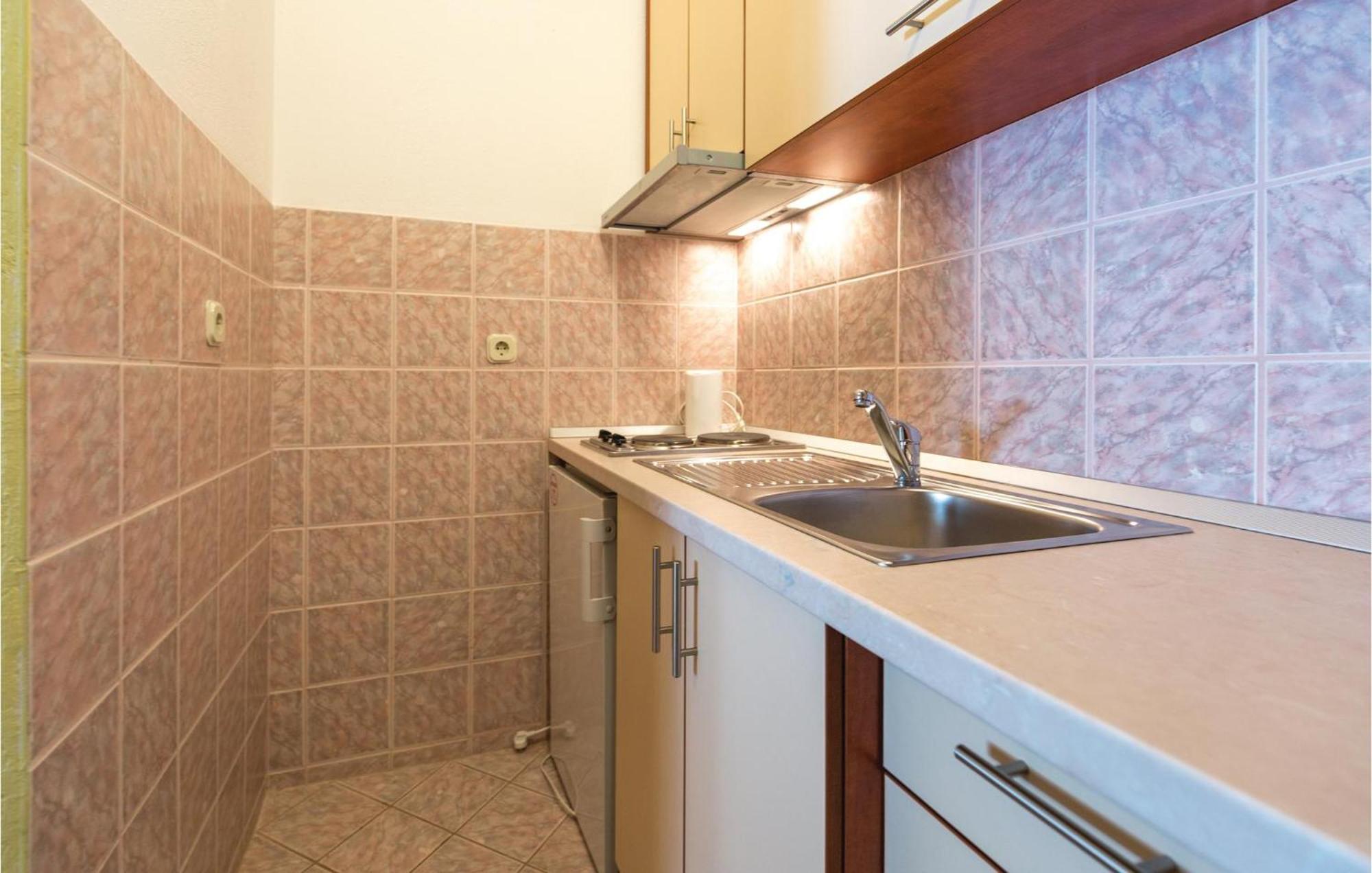 2 Bedroom Stunning Apartment In Макарська Екстер'єр фото